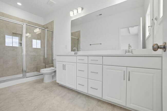 Building Photo - Brand-new three-story townhome in the Univ...