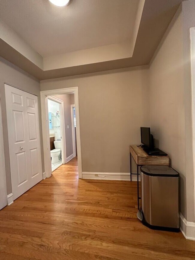 Building Photo - Oak Park Apartment!
