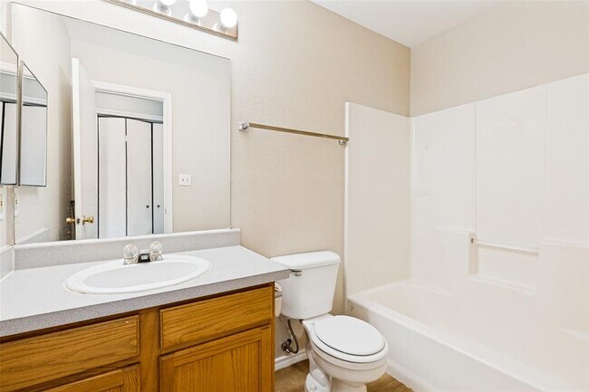 Building Photo - 945-947-947 Sagewood Trail