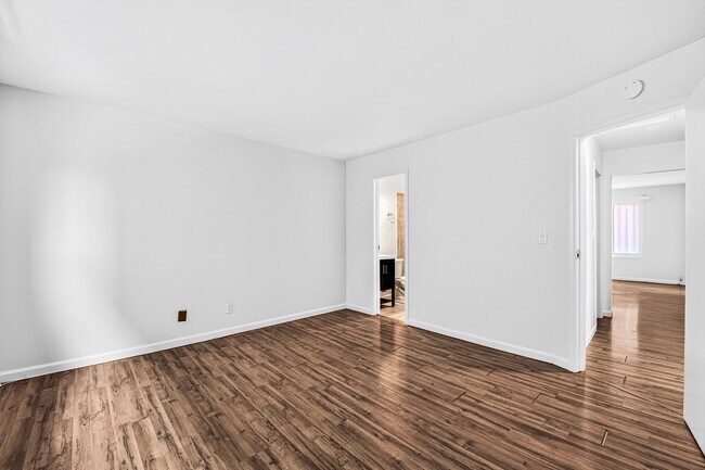 Building Photo - 908 Roswell Ave