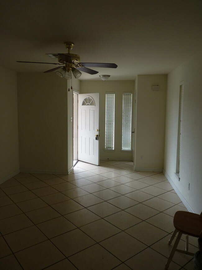 Building Photo - 8505 Valor Dr