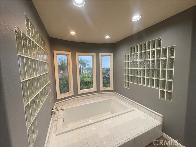 Building Photo - 6 Emerald Glen