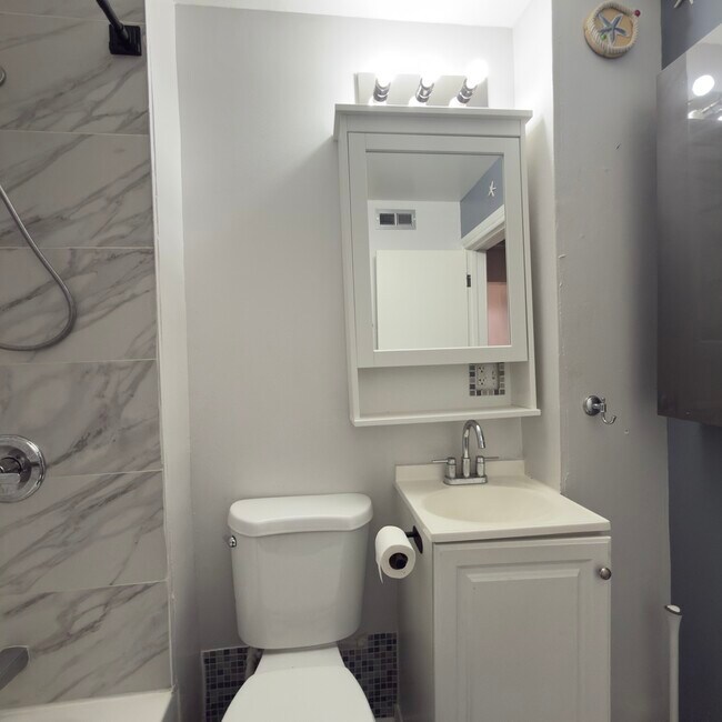 Building Photo - 4232 S California Ave