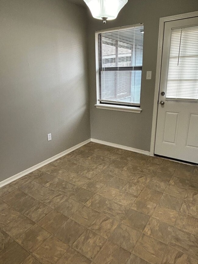 Building Photo - 910 NE Tortoise Dr