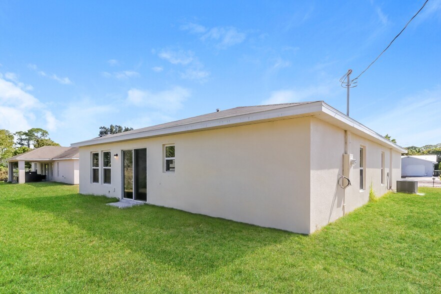 Building Photo - 1831 SE Airoso Blvd