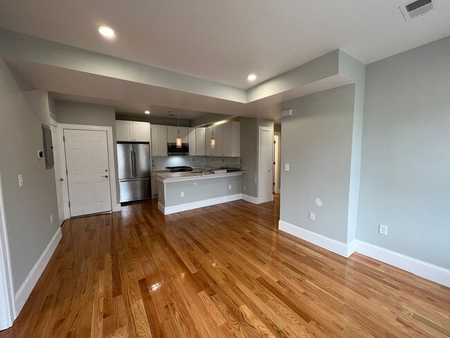Building Photo - Large 2 Bedrooms Plus a Bonus Room. 2 Full...