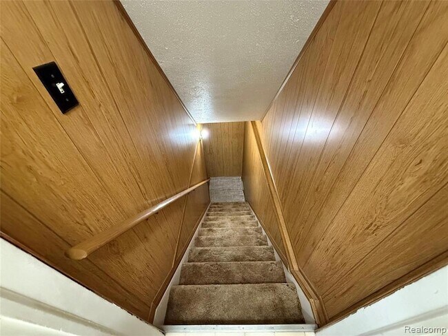 Building Photo - 15894 Cambridge Dr