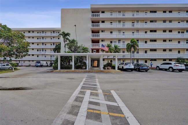 Building Photo - 2920 Point E Dr