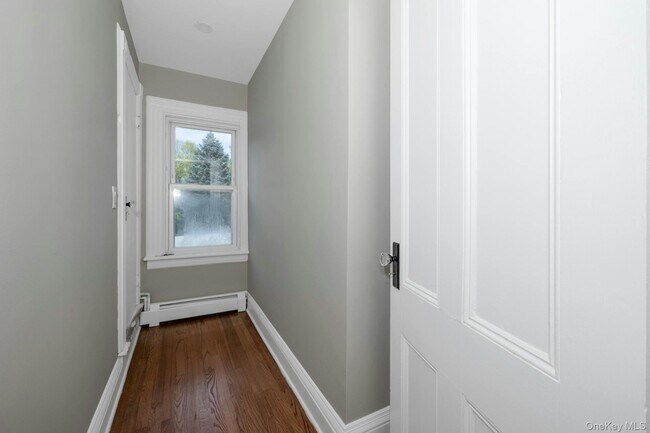 Building Photo - 547 King St