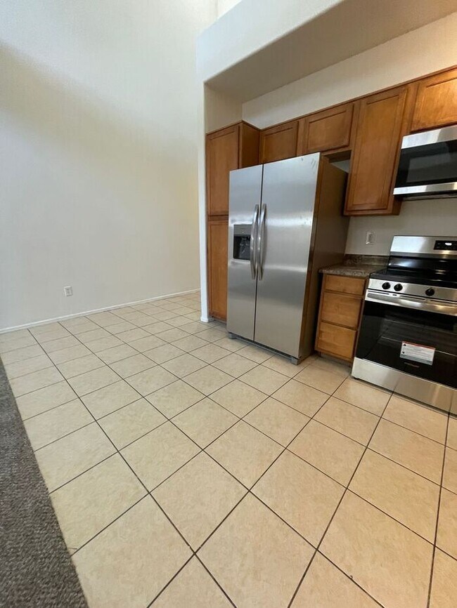 Building Photo - READY TO TOUR! Spacious 4 Bed 2 Bath Home in Phoenix