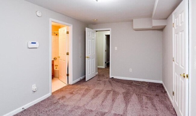 Building Photo - Renovated 3-Bedroom Apartment in Prime SE ...