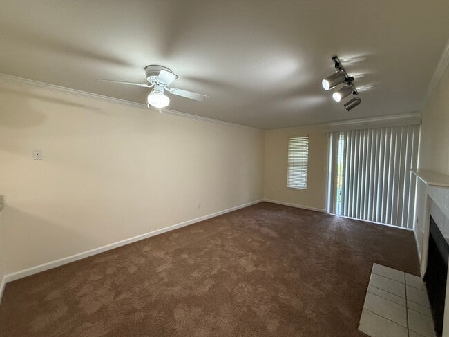 Building Photo - 2 Bed 1 Bath Totem Lake Condo