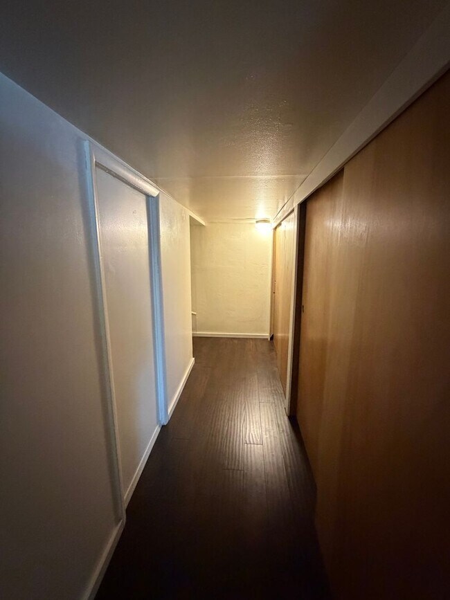 Building Photo - Large 3 bed 2 bath located close to downtown