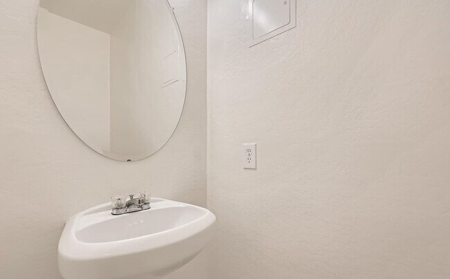 Building Photo - 3 bed 2.5 Bath Townhouse in Cave Creek