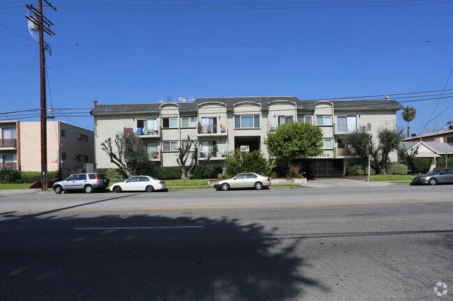 Building Photo - 13019 Oxnard St