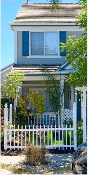 French door entrance - 372 Chaucer Dr