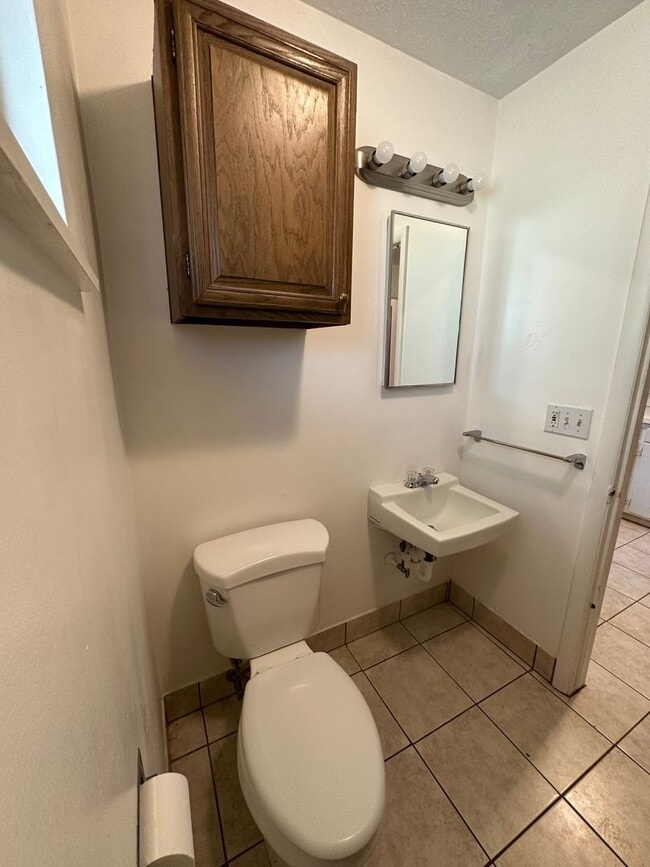 Building Photo - 4 bed 2.5 bath home in Rexburg with GAS AN...