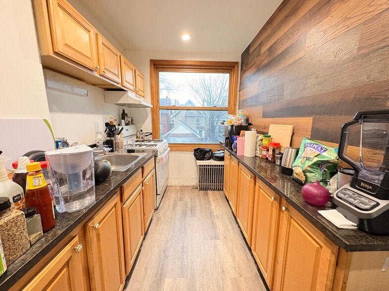 Building Photo - 5818 Hobart St