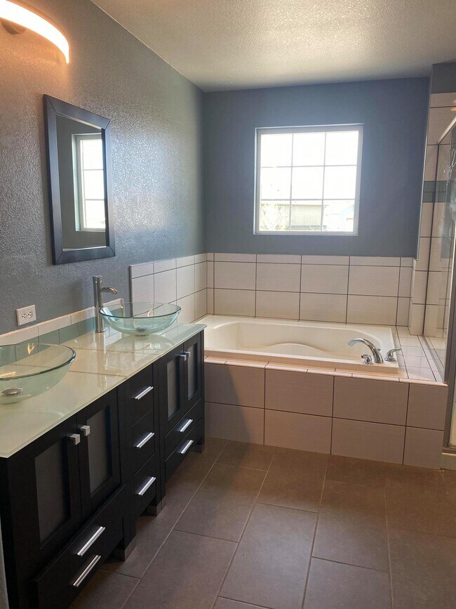 Building Photo - 4 bedroom - Dewhirst