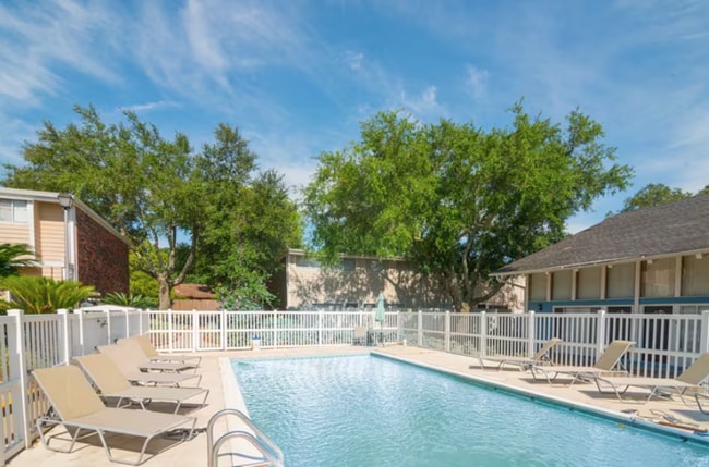 Building Photo - Gulf View Apartments | Remodeled!