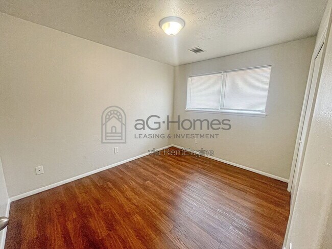 Building Photo - 3409 Overland Dr