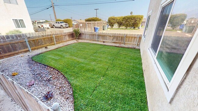 Building Photo - Spacious 2BD/1BA Ground-Floor Unit with Private Yard