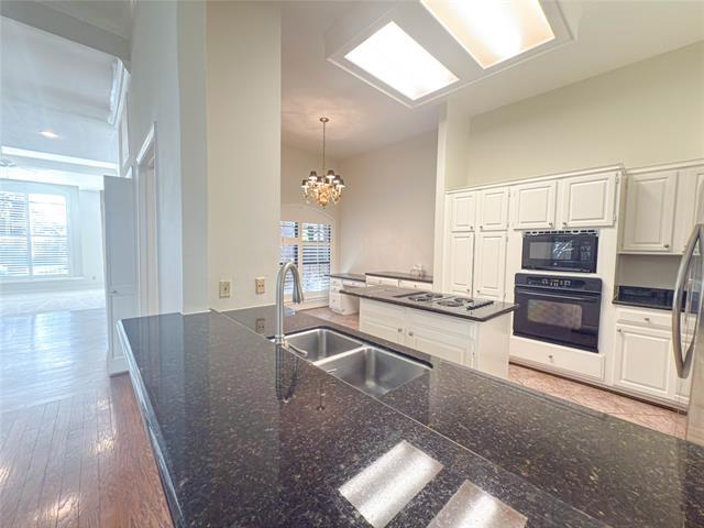 Building Photo - 5991 Lindenshire Ln