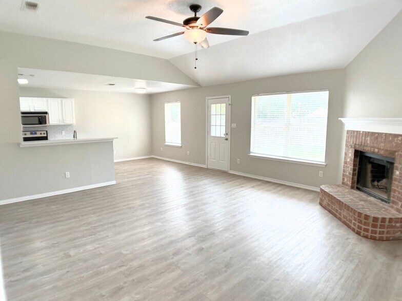 Building Photo - 3913 Periwinkle Dr