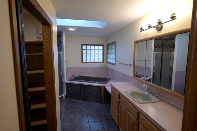 Building Photo - Single level, 3+ bed 3 bath, 2,932 sf home on 1.23 acres in Sequim