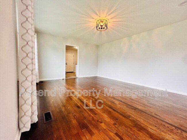 Building Photo - 4610 Leslie Ln