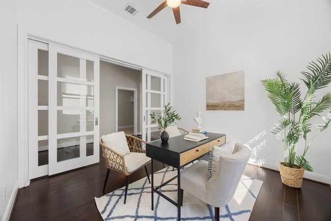 Building Photo - 5501 La Canada Wy