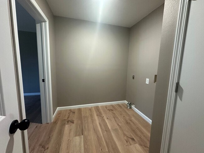 Building Photo - Newly remodoled!