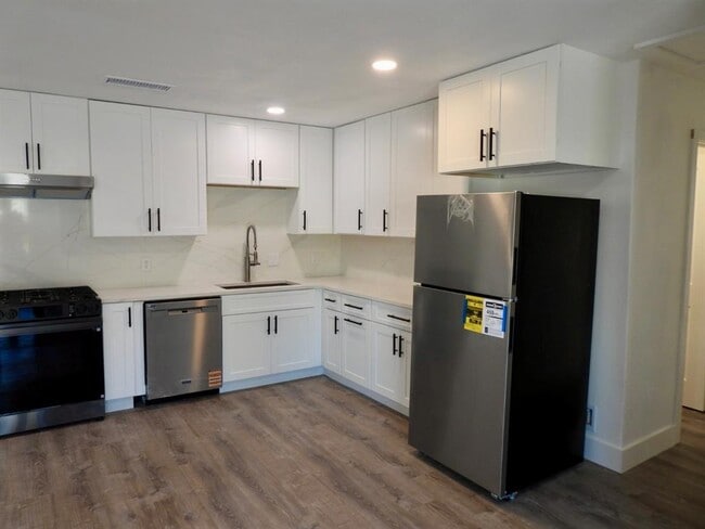 Building Photo - 1619 Rutland Dr