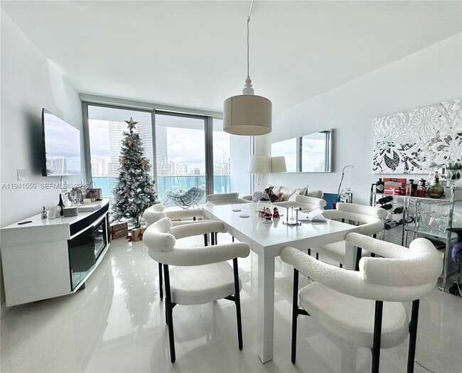 Building Photo - 200 Biscayne Blvd Way