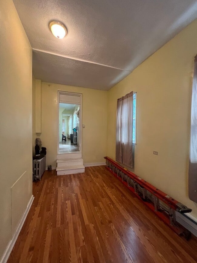 Building Photo - Spacious 5 Bedroom, 2 Bath Home