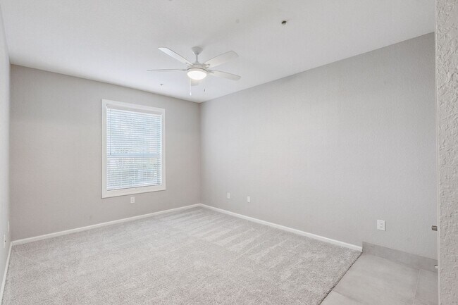Building Photo - Upscale & renovated 3Bedrooms / 2Baths condo-unit in MetroWest community!