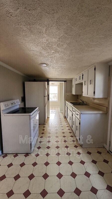 Building Photo - 311 S Mark Twain St