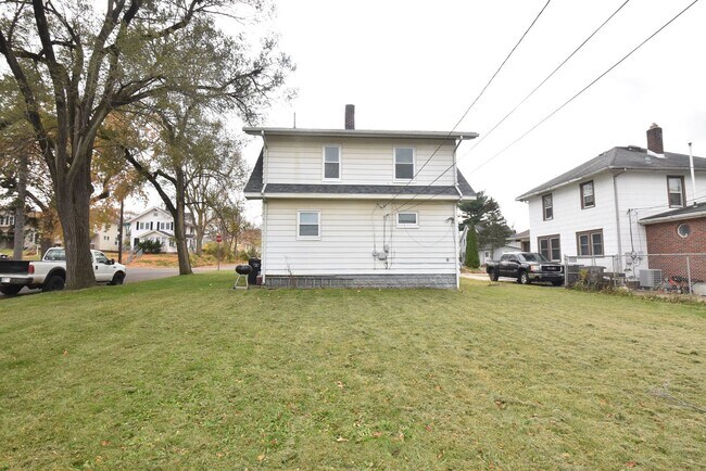 Building Photo - 135 E Eckman St