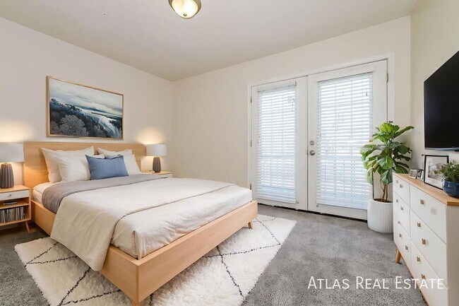 Building Photo - 906 SE 3rd Terrace