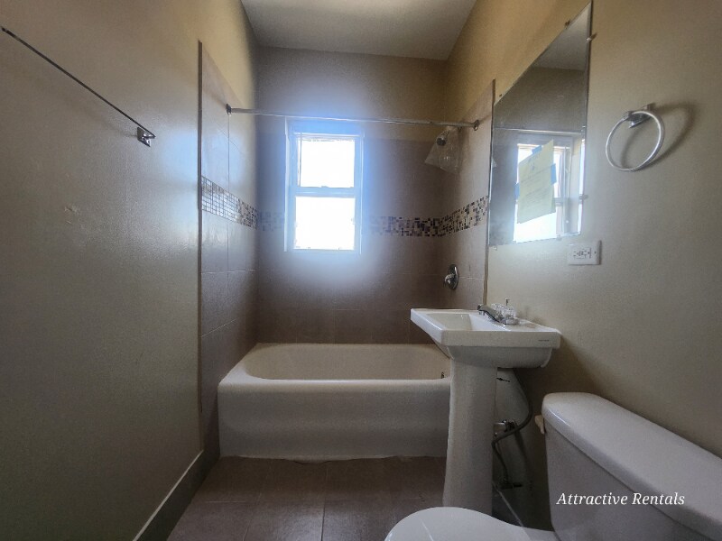 Building Photo - 1550 N Parkside Ave