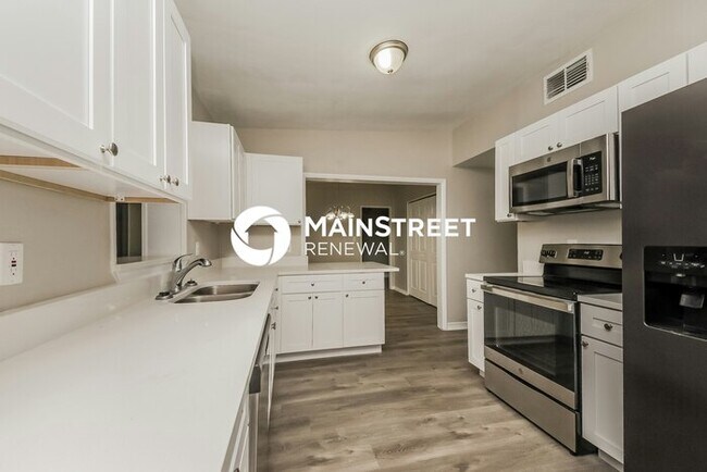 Building Photo - 3 Bedroom Pet-Friendly Home in ORLANDO, FL with Main Street Renewal