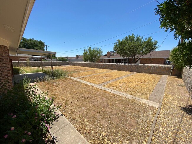 Building Photo - Northeast El Paso 3bed/2bath w/LOTS of living space!