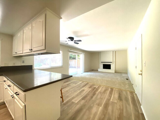 Building Photo - Pleasanton Single Story House 4 bed/2 bath, Downtown next to Amador Valley High! Great Location