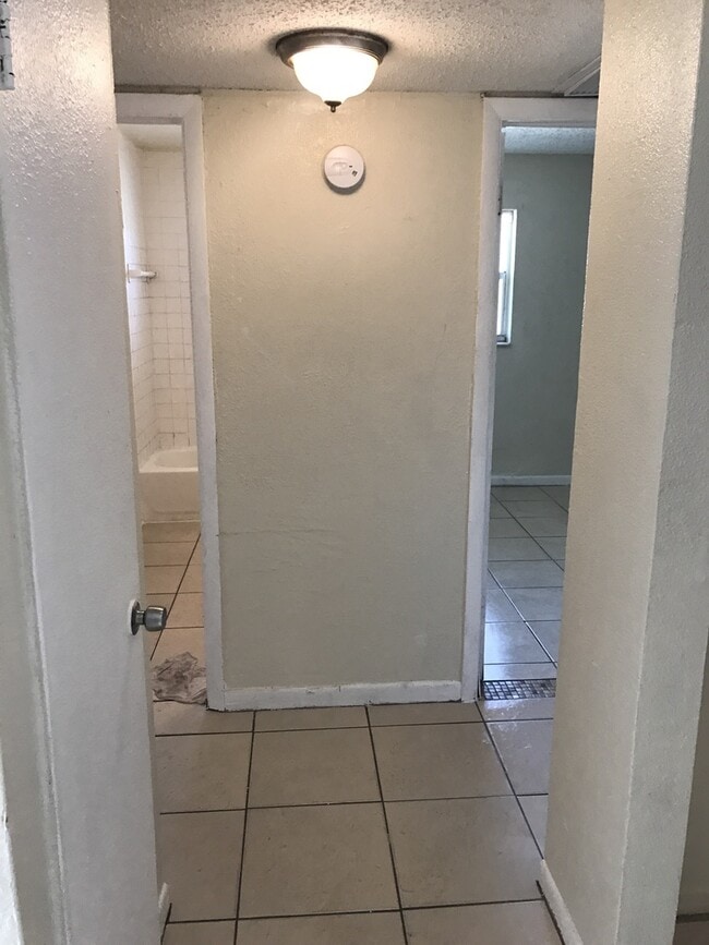 Building Photo - Large 2-1 with central air