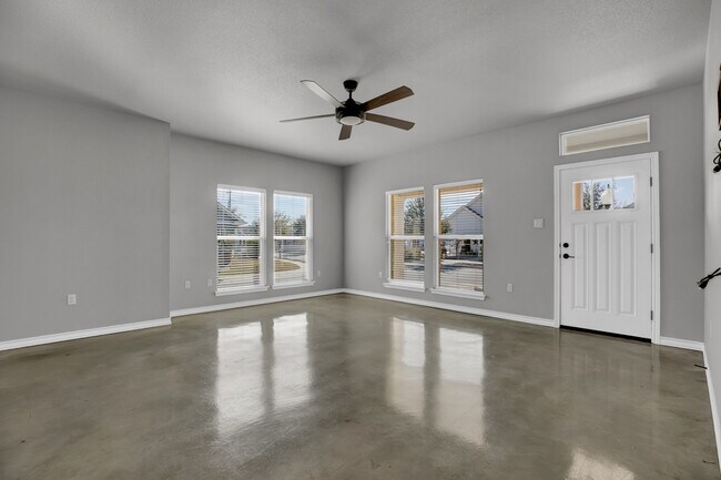 Building Photo - 916 Hudson Ln