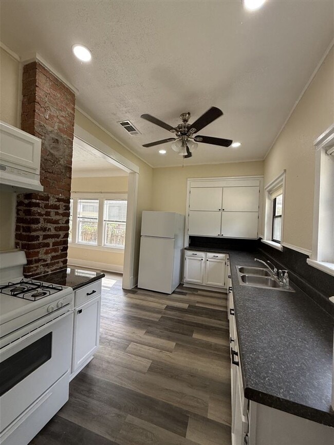 Building Photo - Beautifully Renovated 2 bedroom, 1 bath Bungalow | Historic Highland area | $900/Month Rent