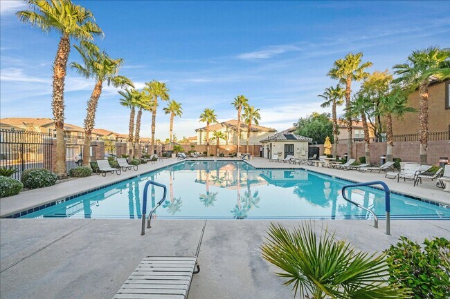 Building Photo - Spacious 2 bedroom condo with attached condo