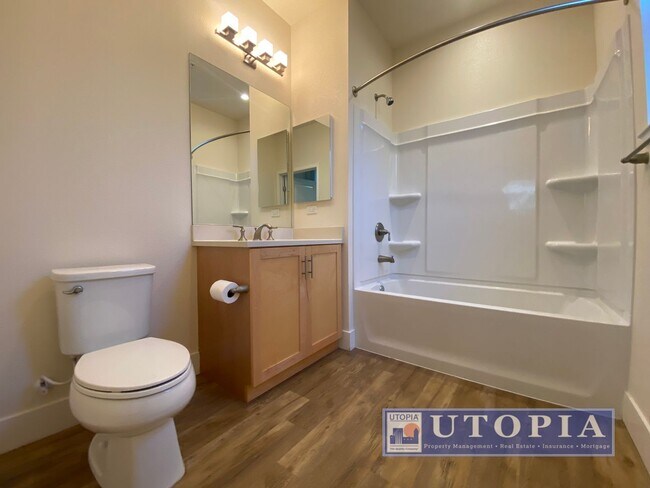 Building Photo - Spacious and Modern 3-bedroom, 3.5 bathroo...