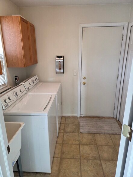 Building Photo - 59025 Golden Oak Ct