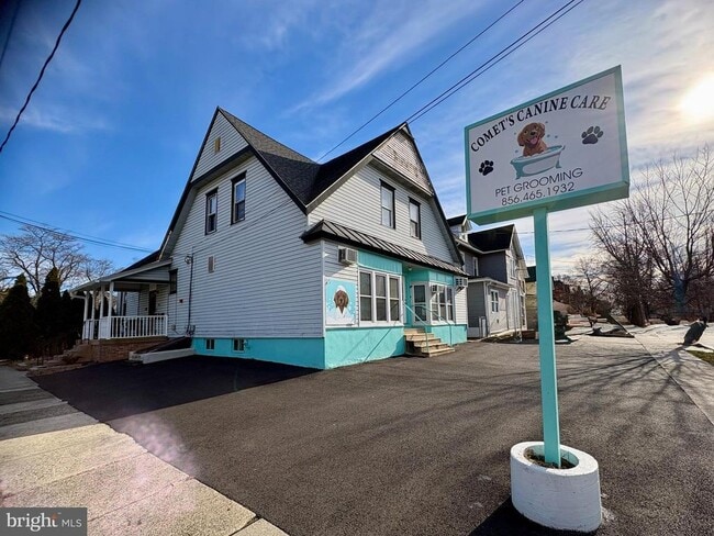 Building Photo - 3002 N Centre St